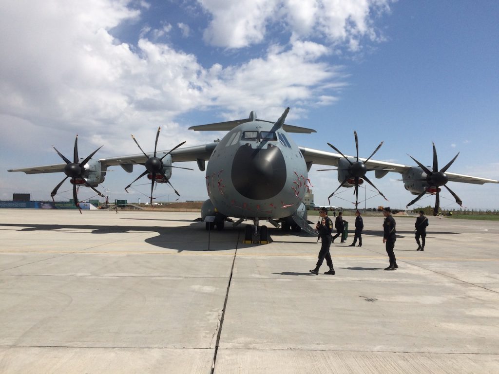 Επίδειξη στρατηγικών αερομεταφορών από την Τουρκία: Α400Μ μεταφέρει Τ-129