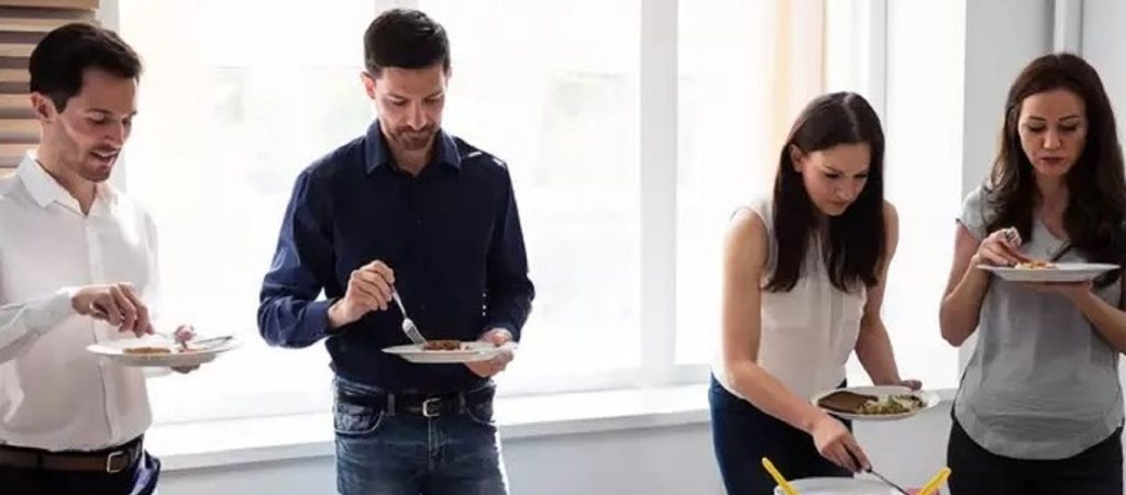 Να γιατί δεν πρέπει να τρως όρθιος