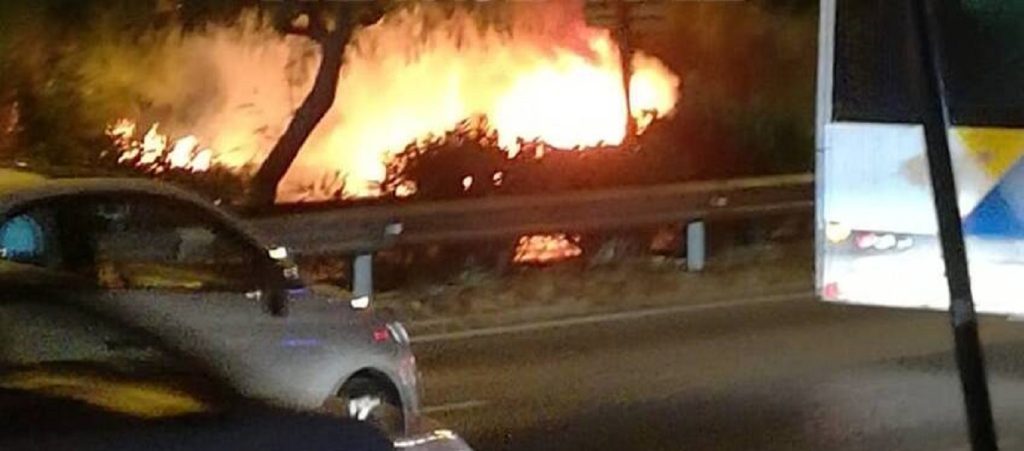 Ποσειδώνος: Αυτοκίνητο «τυλίχθηκε» στις φλόγες – «Άρπαξαν» και δέντρα (βίντεο)