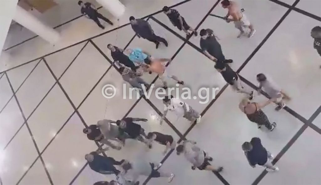 Άγριο ξύλο μεταξύ τσιγγάνων στα δικαστήρια της Βέροιας (βίντεο)