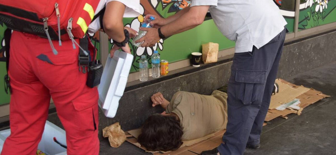 Δράσεις προσέγγισης αστέγων από τον Ερυθρό Σταυρό εν μέσω καύσωνα
