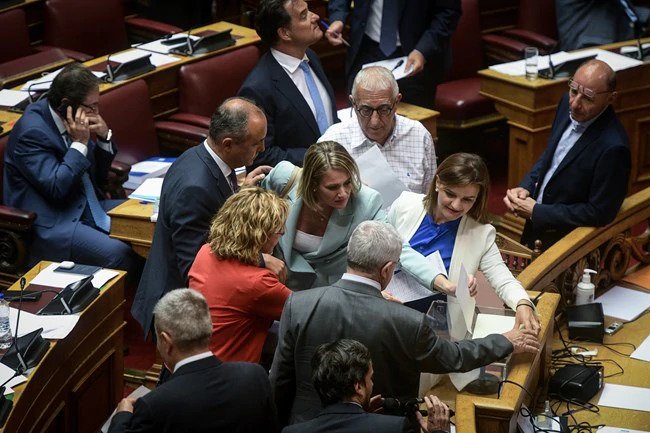 Υποχρεωτική η μάσκα (και) στη Βουλή αλλά… με προϋποθέσεις – Θα υπάρχει και πρόστιμο; (φώτο)