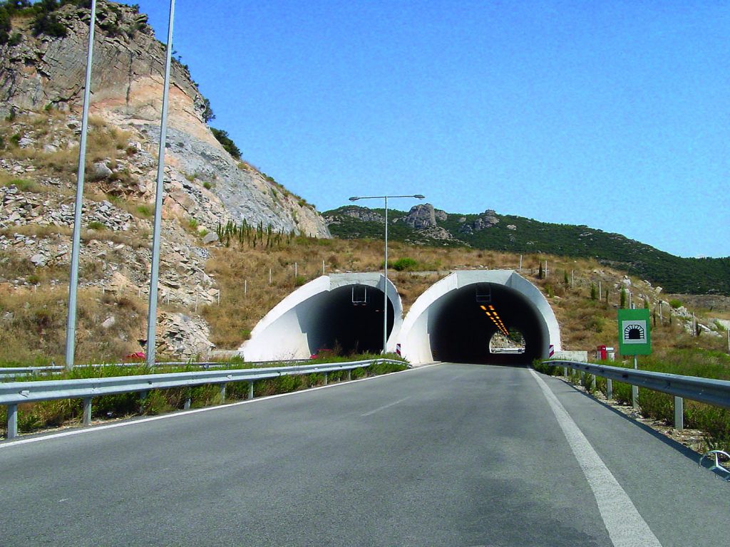 Εγνατία οδός: Σοκαριστικό ατύχημα  μέσα σε τούνελ (φωτό)