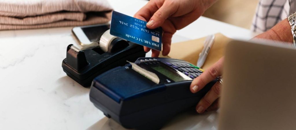 ΑΑΔΕ: Υποχρεωτικά με κάρτα αγορές ίσες με το 30% του συνολικού εισοδήματος (βίντεο)