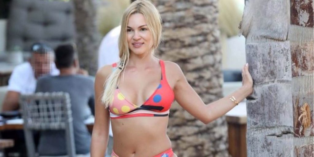 Αναστατώνει τη Μύκονο η Βίκυ Κάβουρα: Ποζάρει με χρυσό μπικίνι (φώτο)