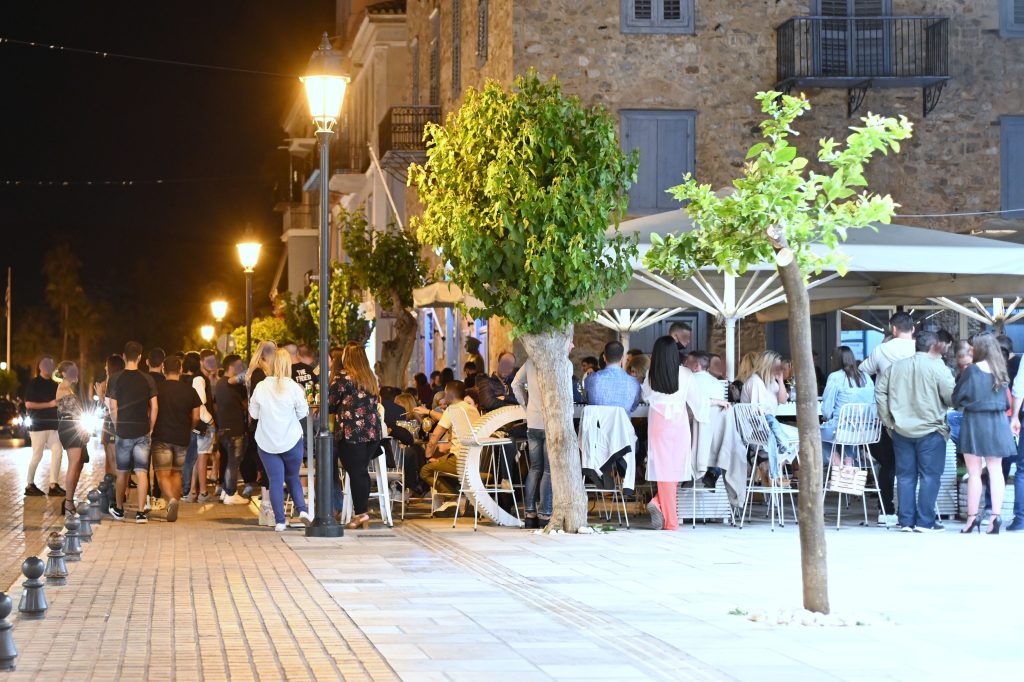 Εντείνονται οι έλεγχοι για συνωστισμούς σε μαγαζιά – Οι πιθανότητες για «λουκέτο»