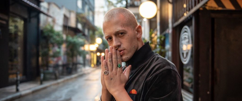 Τάσος Ξιάρχος: Ποζάρει ολόγυμνος καθισμένος στην αμμουδιά (φωτό)