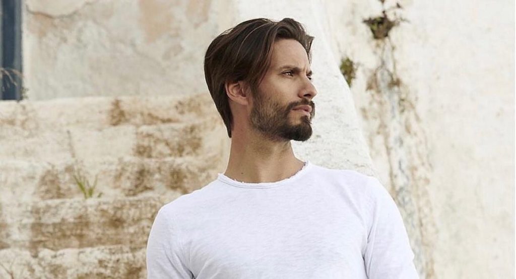 GNTM: Ο Γιώργος Καράβας ποζάρει φορώντας μόνο… ένα λευκό εσώρουχο(φωτό)