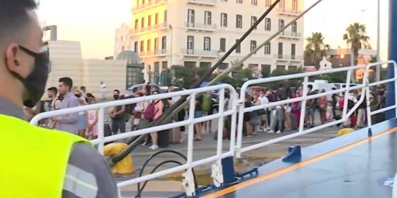 Αυξημένη η κίνηση στο λιμάνι του Πειραιά: Αναχωρούν οι αδειούχοι του Αυγούστου (φωτο)
