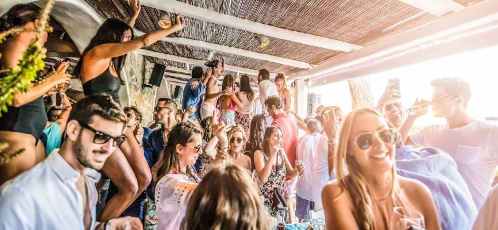 Μύκονος: Νέα σύλληψη πολίτη από τις δυνάμεις ασφαλείας για… πάρτι στο σπίτι του λόγω «συνωστισμού»