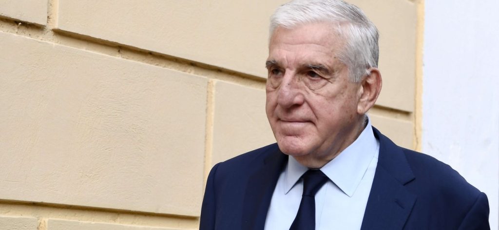 «Εκεί που μας χρωστούσαν μας πήραν και το βόδι»: Το κράτος (δηλ. οι Έλληνες πολίτες) γυρνά 600.000€ στον Γ.Παπαντωνίου