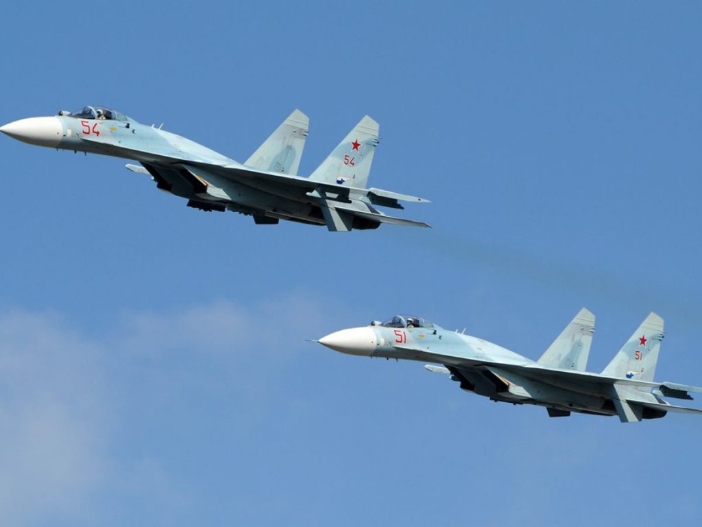 Ρωσικό μαχητικό αεροσκάφος Su-27 αναχαίτισε δύο αμερικανικά αεροσκάφη (βίντεο)