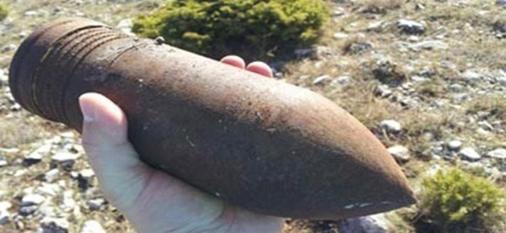 Βλήμα όλμου 81 εκατοστών βρέθηκε σε παραλία στο Βόλο (φώτο)