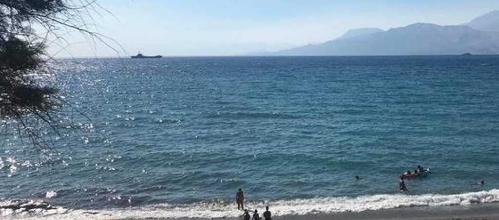 Μάταλα: Βουτιές με φόντο ένα πολεμικό πλοίο (βίντεο)