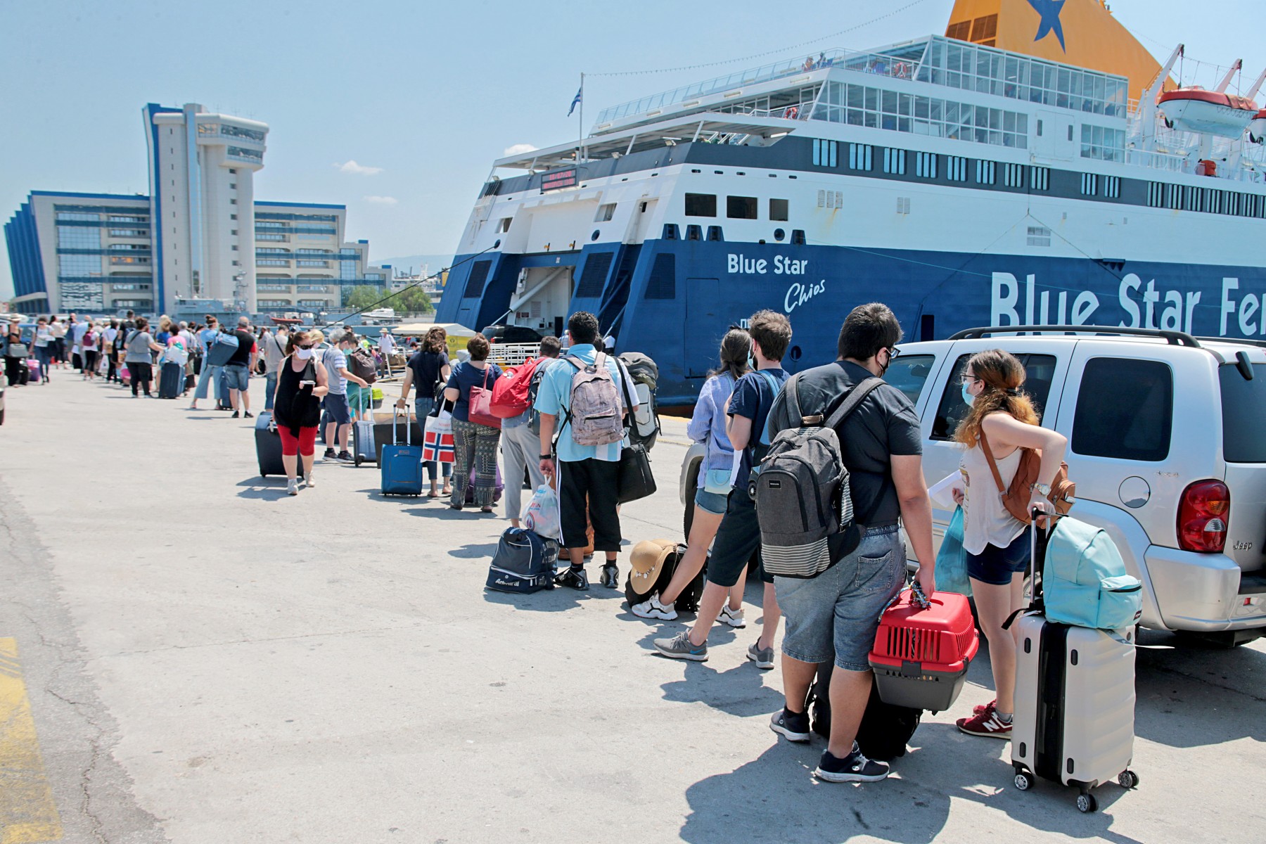 Ιδιαίτερα αυξημένη η κίνηση στο λιμάνι του Πειραιά – Εντατικοί έλεγχοι