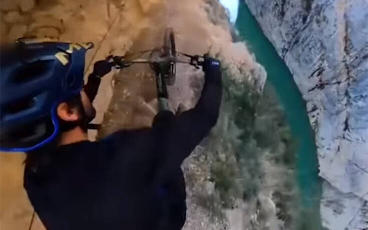Κάνει ποδήλατο στο χείλος του γκρεμού και κόβει την ανάσα (βίντεο)
