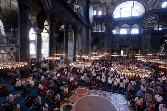Ερντογάν για Αγία Σοφία : «Έκλεισε μια πληγή 86 ετών» – Μουσουλμάνοι ξαπλωμένοι φωτογραφίζονται μέσα στο ναό! (φωτό)