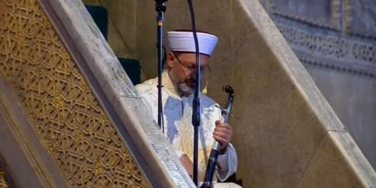 Γαλλικά ΜΜΕ: «Ο προστατευόμενος του Ερντογάν που ελέγχει την Αγία Σοφία με το ξίφος στο χέρι – Σύμβολο κατάκτησης»