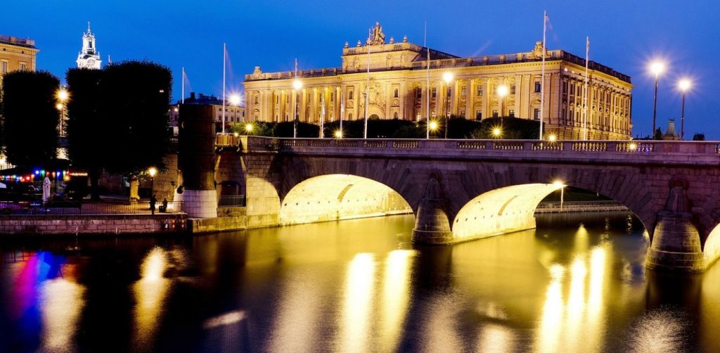 Σουηδία: Το Πράσινο Κόμμα πιέζει ιερείς και ιμάμηδες να παντρεύουν ομοφυλόφιλους