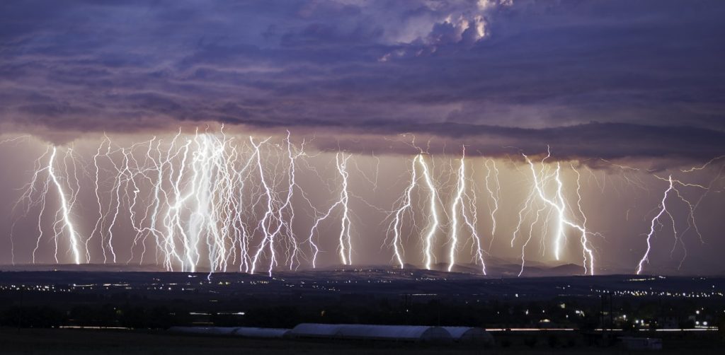 Καιρός: Στους 42 βαθμούς ο υδράργυρος – Μέχρι τις 19:00 το απόγευμα «έπεσαν» 4.700 κεραυνοί (φώτο)