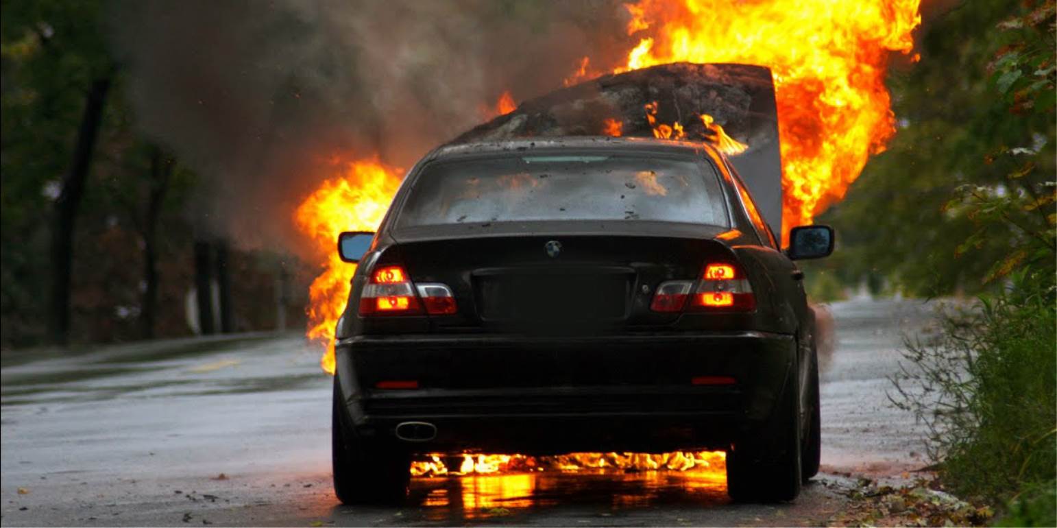 Δείτε εικόνες από το αυτοκίνητο που πήρε φωτιά εν κινήσει στην Εθνική οδό (βίντεο-φωτο)