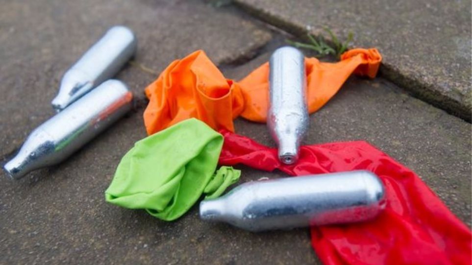 Κρήτη: Κατασχέθηκαν μπαλόνια και αμπούλες με «αέριο του γέλιου» – 4 συλλήψεις