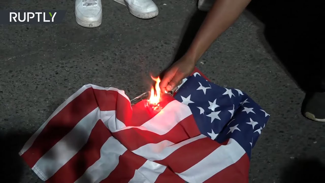 ΗΠΑ: «Φιλειρηνικοί» διαδηλωτές καίνε την αμερικανική σημαία και την Βίβλο στο Πόρτλαντ (βίντεο)