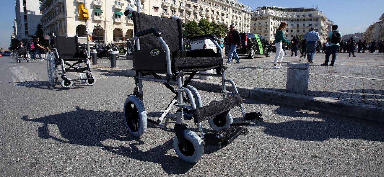 Απάνθρωπη απάντηση για παρκάρισμα σε ράμπα ΑΜΕΑ: «Ποιος ανάπηρος κυκλοφορεί στις 22:00» (φώτο)