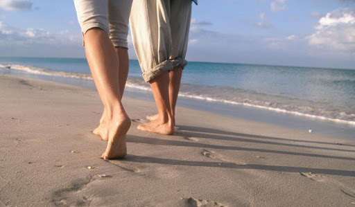 Δεν φαντάζεστε τι συμβαίνει στο σώμα σας όταν περπατάτε ξυπόλητοι στην άμμο