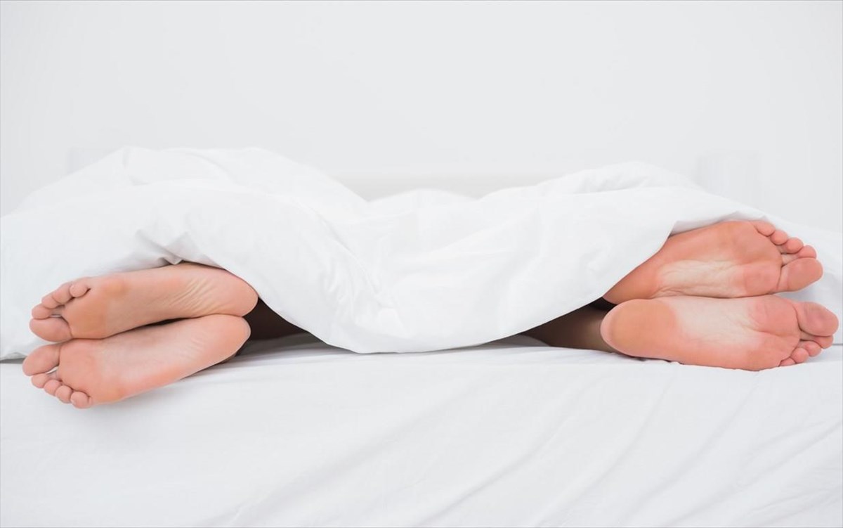Έρευνα: Το 46% γυρνάει αμέσως την πλάτη στο σύντροφο του όταν πέφτει για ύπνο – Τι λένε οι ειδικοί