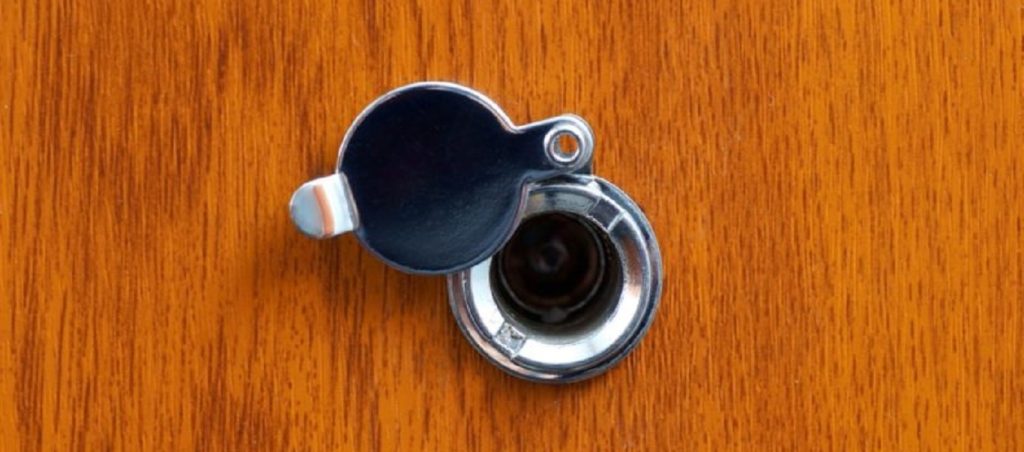 Να γιατί δεν πρέπει να αφήνεις ποτέ ανοιχτό το «ματάκι» της πόρτας