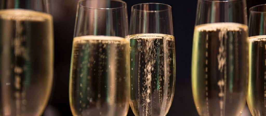 Ο κορωνοϊός έστειλε τη σαμπάνια στα… αζήτητα