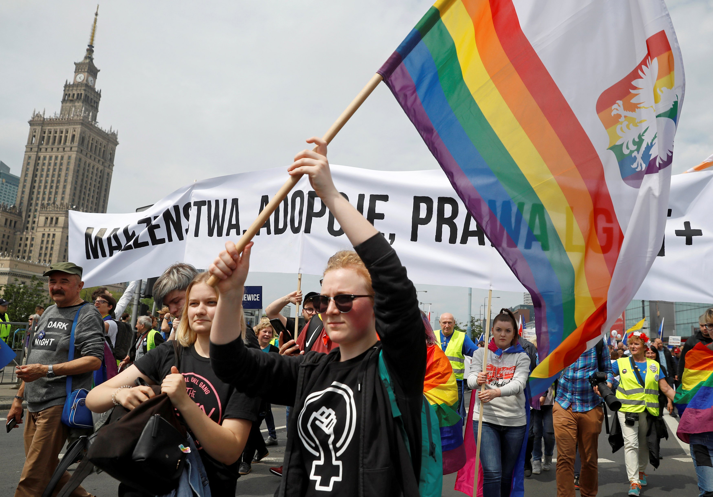 Βαρσοβία: Έκαψαν σημαίες των LGBTI – Μεγάλη αντισυγκέντρωση κατά των ομοφυλόφιλων