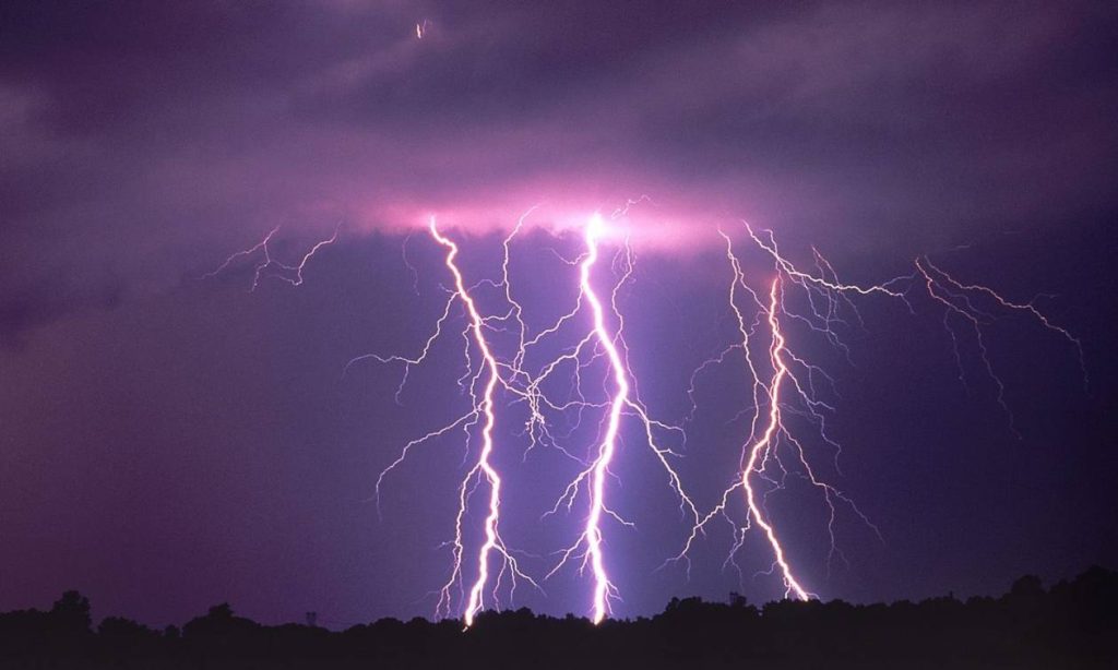 ΗΠΑ: Άντρας τραβούσε βίντεο την κακοκαιρία και ξαφνικά ένας κεραυνός έπεσε δίπλα του (