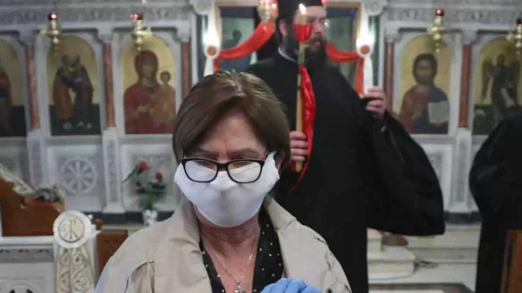 Δεκαπενταύγουστο στις εκκλησίες με μάσκα – Υποχρεωτική πλέον χρήση της αποφάσισε η κυβέρνηση