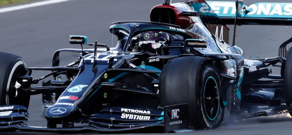 GP Μ. Βρετανίας:  Επεισοδιακή νίκη για τον Λ.Χάμιλτον που τερμάτισε με… τρεις τροχούς