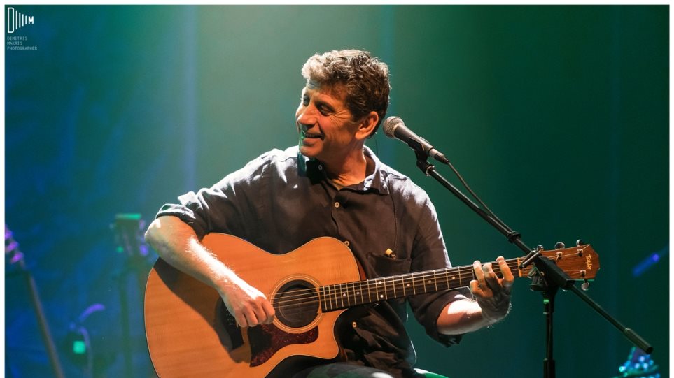 «Δεν έγινε καμία σύλληψη» λένε οι διοργανωτές της συναυλίας του Σωκράτη Μάλαμα στην Καβάλα (φωτό)