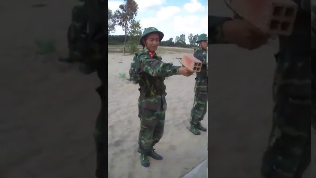Βιετναμέζοι στρατιώτες εκπαιδεύονται κρατώντας ένα τούβλο με τεντωμένο χέρι (βίντεο)