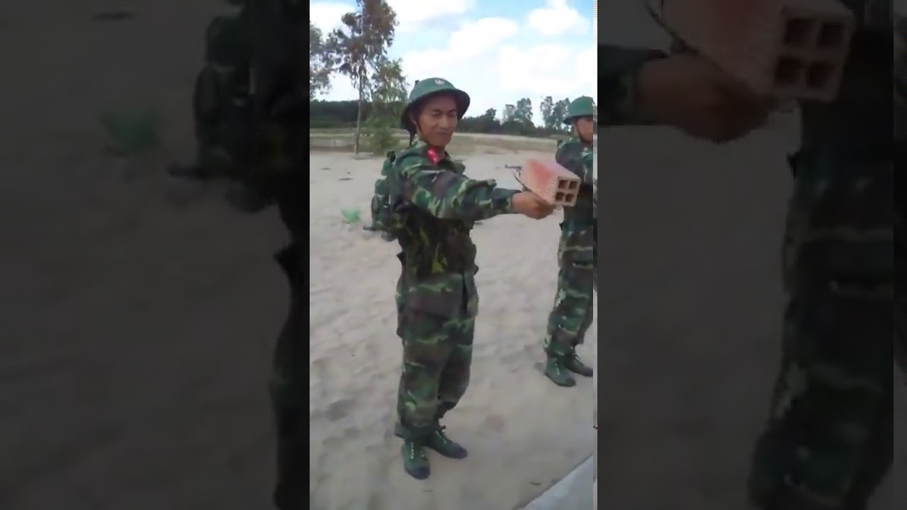 Βιετναμέζοι στρατιώτες εκπαιδεύονται κρατώντας ένα τούβλο με τεντωμένο χέρι (βίντεο)