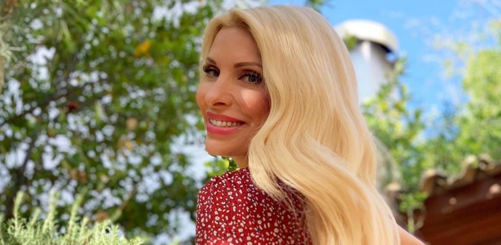 Η Ε.Μενεγάκη ποζάρει με ροζ μαγιό και παρεό – «Κάτι μέρες σαν κι αυτές παρακαλάω να φυσήξει λίγο να δροσιστούμε» (φώτο)