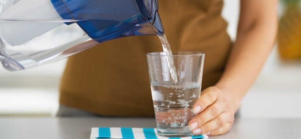 Αυτός είναι ο λόγος που πρέπει να πίνετε ένα ποτήρι νερό μόλις ξυπνήσετε