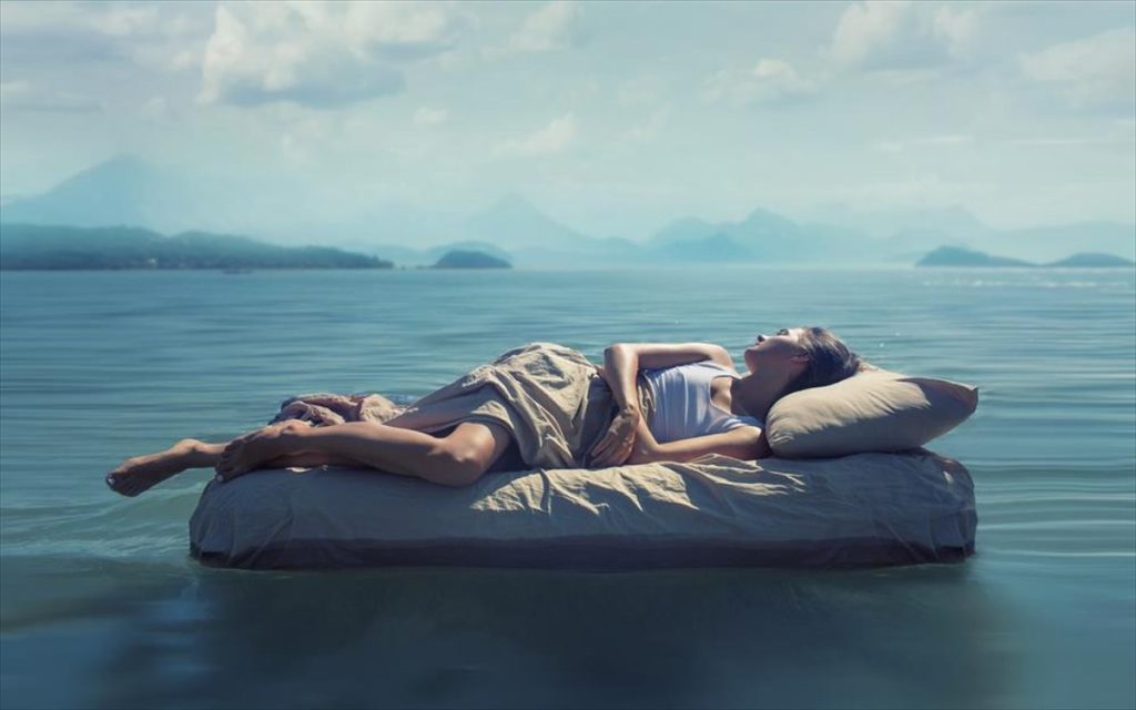 Καύσωνας: 10 μυστικά για να κοιμηθείς «σαν πουλάκι»