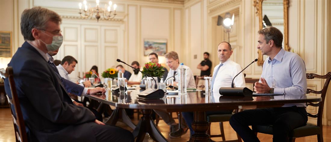 Κυβέρνηση: «Στο τραπέζι» η επαναφορά Τσιόδρα και lockdown – Πιέζουν οι λοιμωξιολόγοι