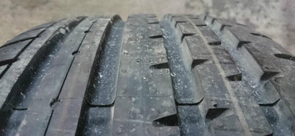 Μύκονος: Αστυνομικοί εντόπισαν ληγμένα ελαστικά σε αυτοκίνητα εταιρειών ενοικιάσεων