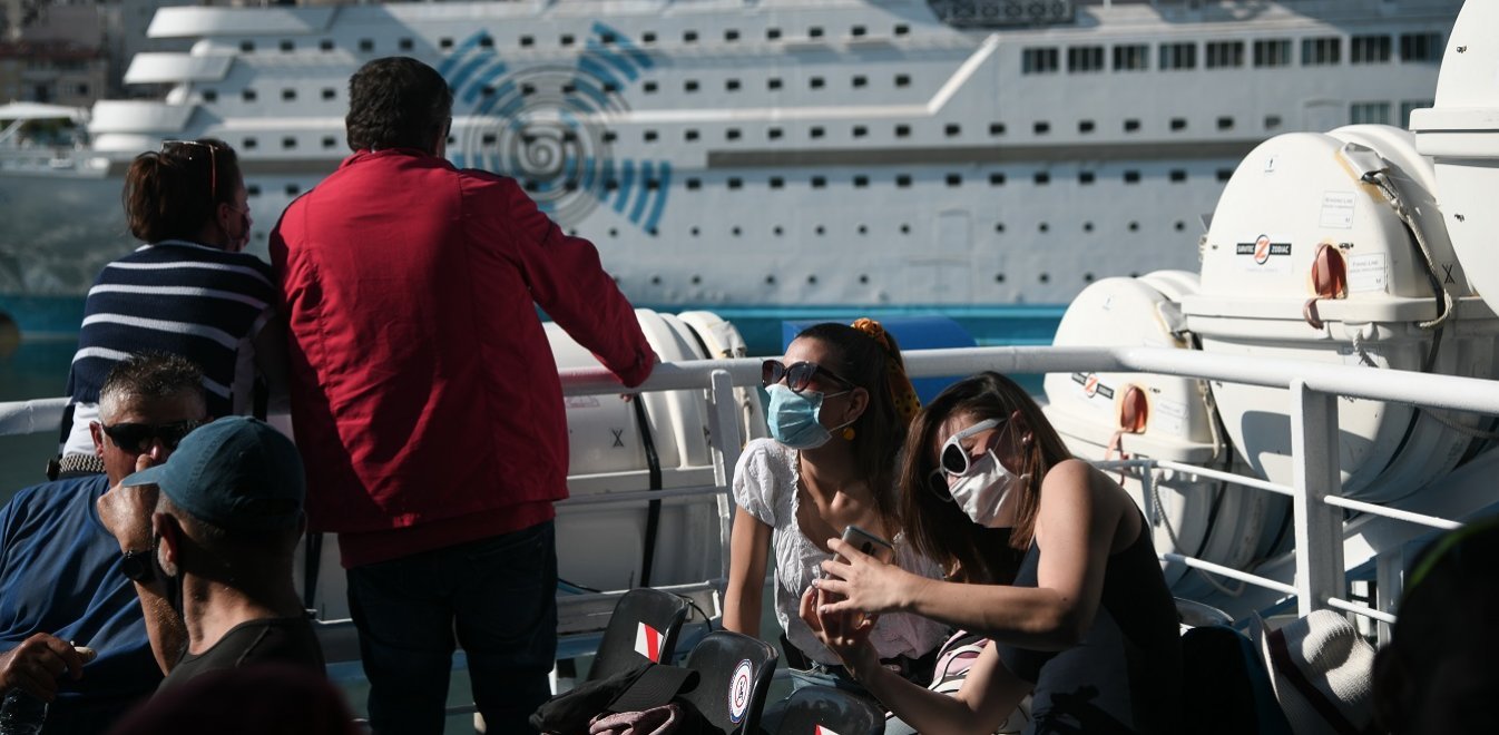 Κορωνοϊός: Έρχονται νέα μέτρα – Στο «τραπέζι» η χρήση μάσκας και στους εξωτερικούς χώρους των πλοίων