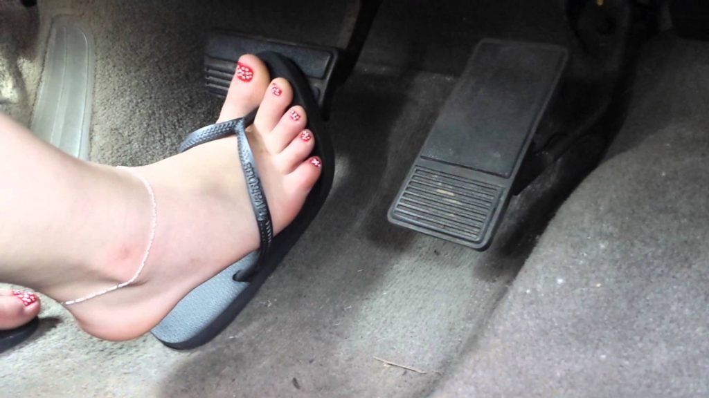 Τελικά επιτρέπεται ή όχι η οδήγηση με σαγιονάρες;