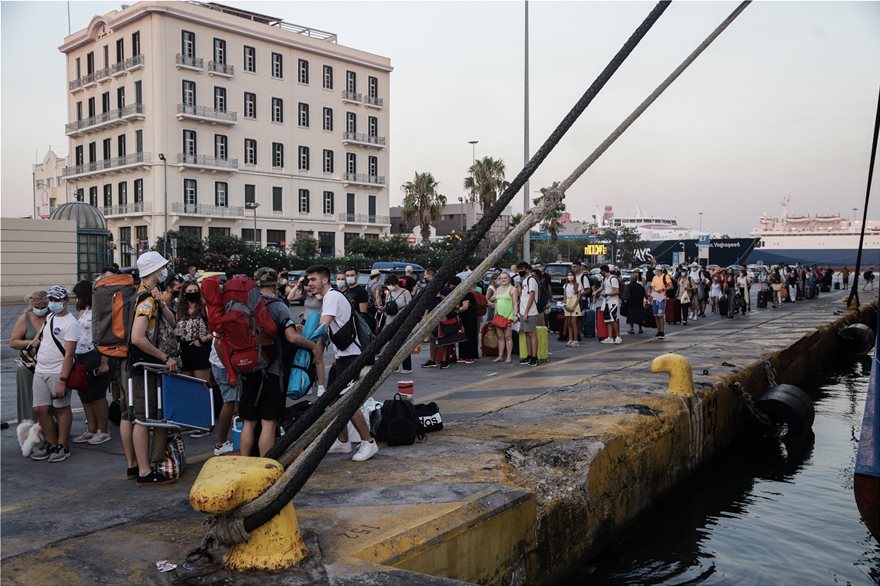 Κίνηση στο λιμάνι του Πειραιά – Με αυξημένη πληρότητα αναχωρούν τα πλοία (φώτο)