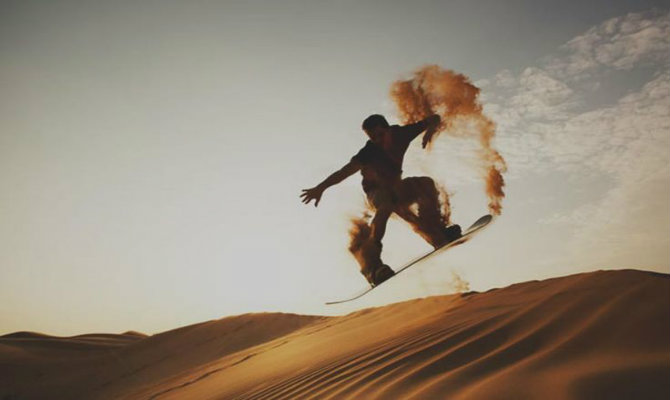 Χιλή: Επικίνδυνοι ελιγμοί με snowboard στην άμμο (βίντεο)