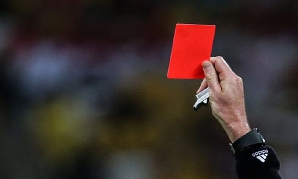 Αγγλία: Όποιος παίκτης βήξει προς αντίπαλο ή διαιτητή θα αποβάλλεται