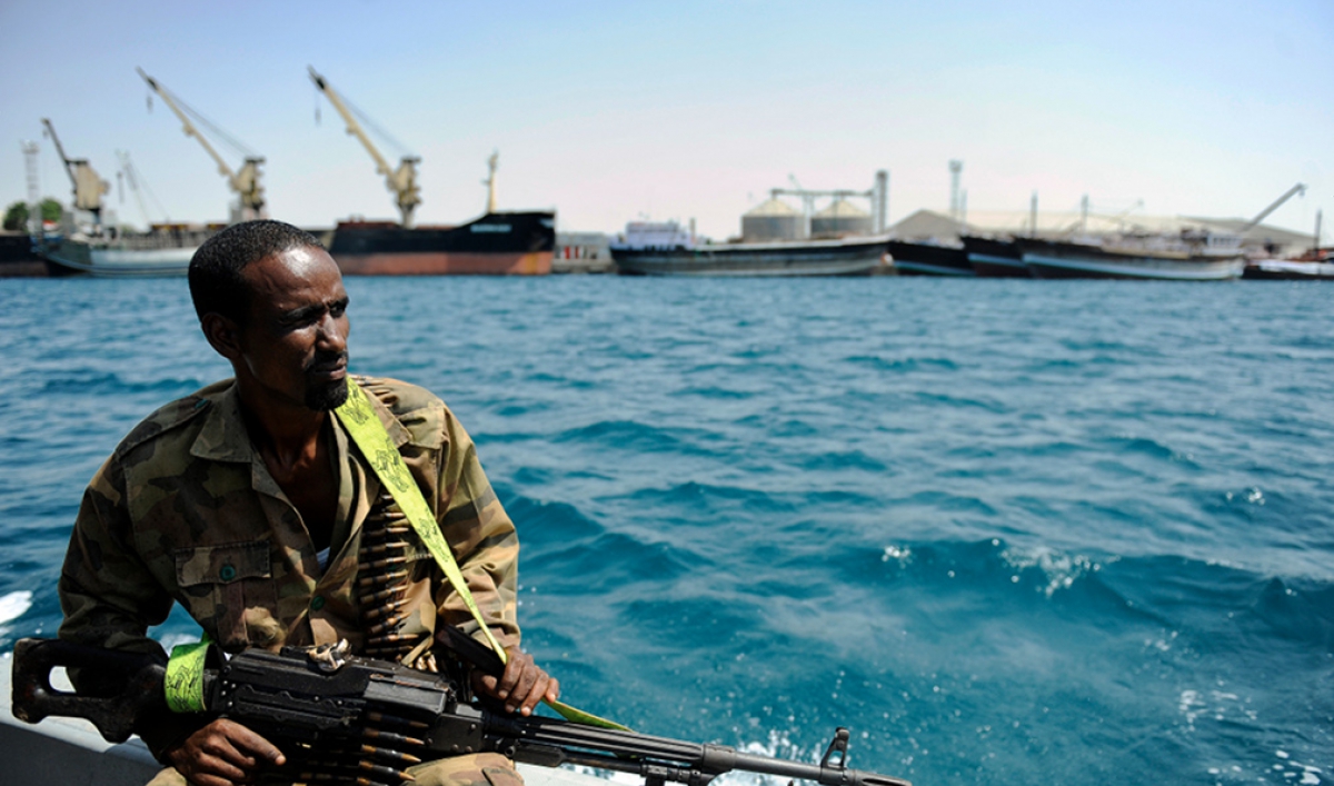 Όταν Σομαλοί πειρατές ενόχλησαν πλοίο της Ρωσίας – Μόνο που δεν ήξεραν ότι ήταν πολεμικό (βίντεο)